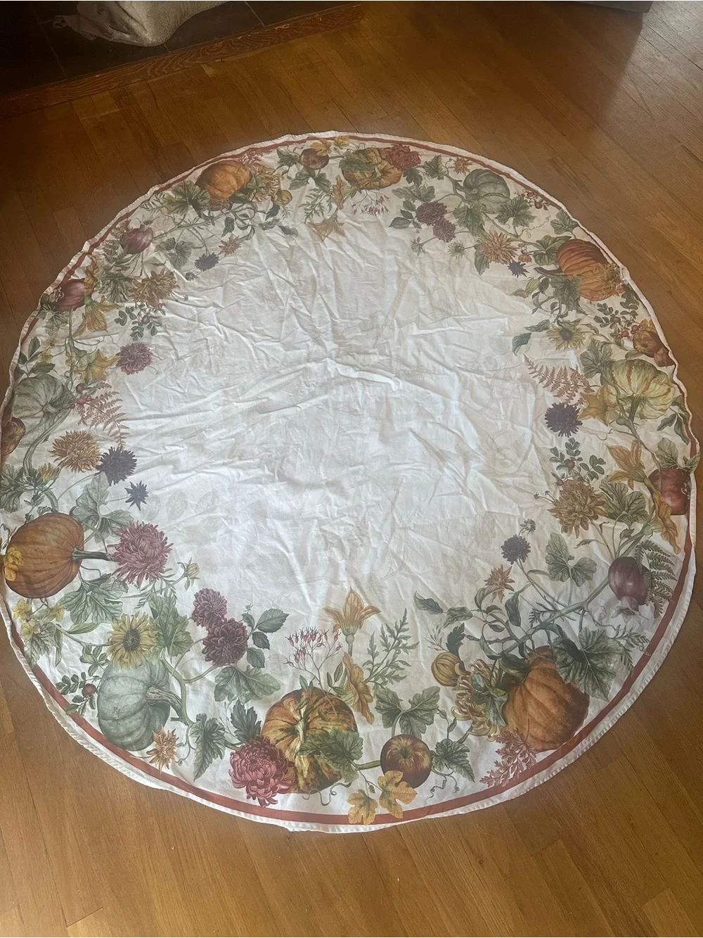 Williams Sonoma Round Autumn Tablecloth in White with Pumpkin Motif 70 inch